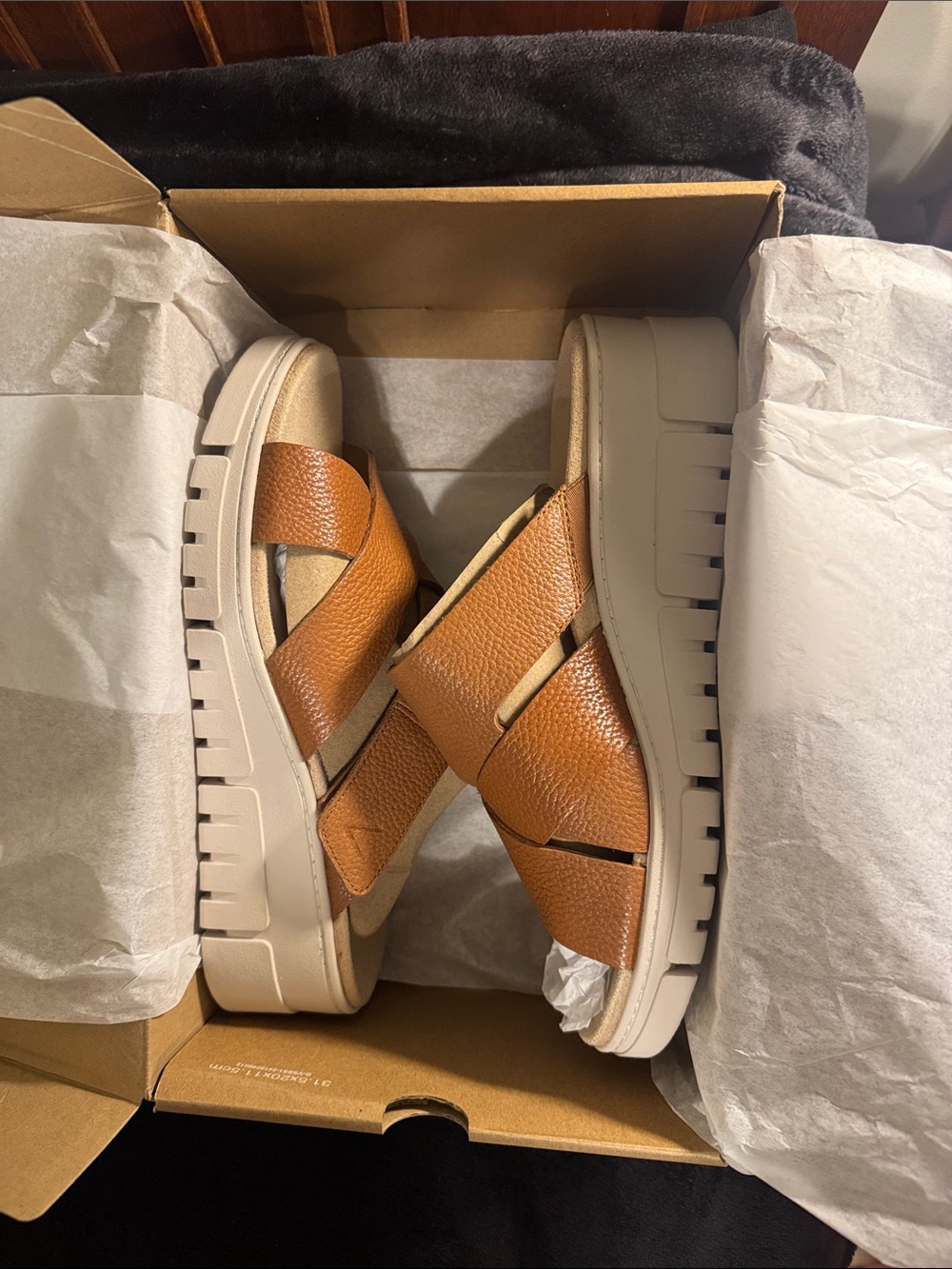 ** NEW ** Vionic Women’s Uptown Sunset Tan Leather Crisscross Slide Sandals